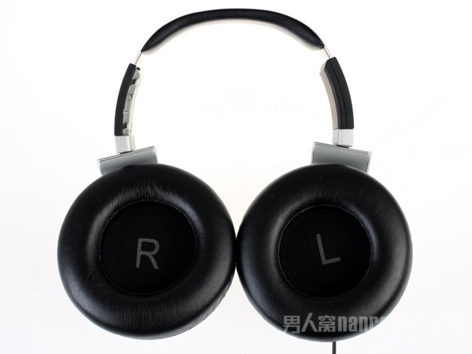 AKG K551