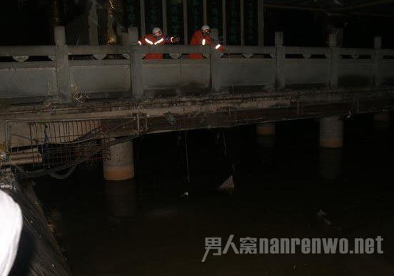 95后为爱跳河闺蜜相伴