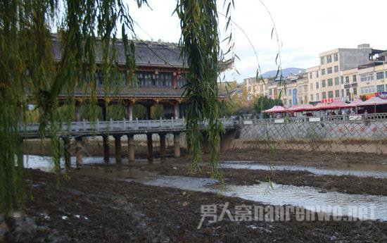 95后为爱跳河闺蜜相伴