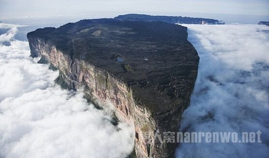罗赖马山(Mount Roraima)是特普伊山脉(tepui)的最高峰