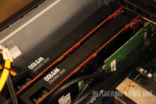 样机搭载了两片AMD FirePro W9100显卡