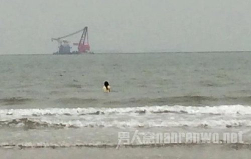 18名大学生手挽手海中救人