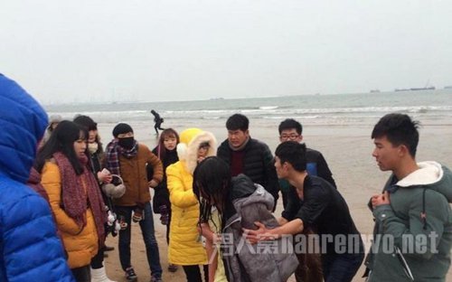 18名大学生手挽手海中救人