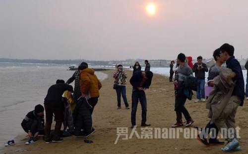 18名大学生手挽手海中救人