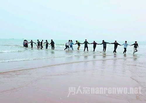 18名大学生手挽手海中救人