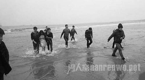 18名大学生手挽手海中救人