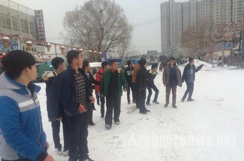 18名大学生手挽手海中救人