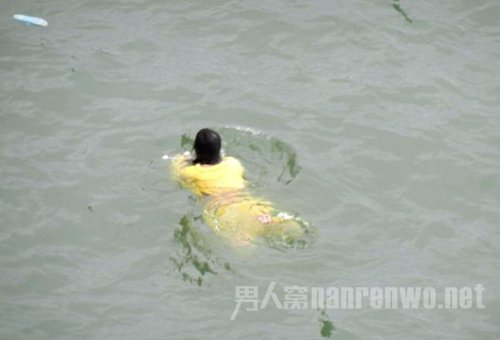 女子跳桥众人冷漠围观拍照