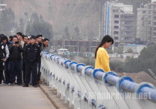 女子跳桥众人冷漠围观拍照