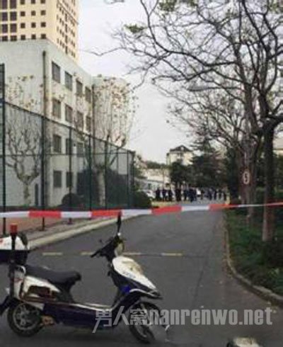 上海大学废弃楼内惊现腐尸