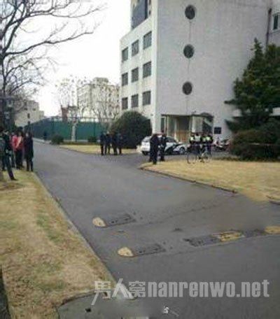 上海大学废弃楼内惊现腐尸
