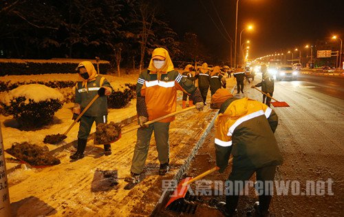 尽职环卫工大街扫雪17小时