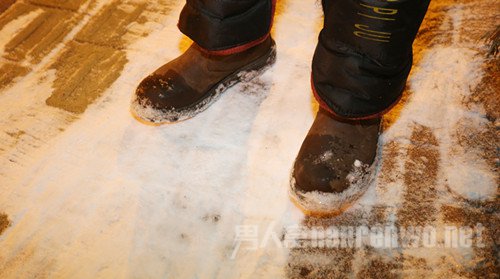 尽职环卫工大街扫雪17小时