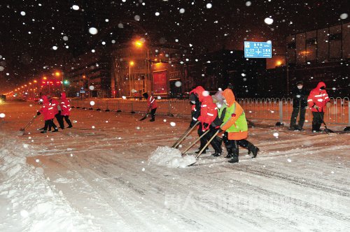 尽职环卫工大街扫雪17小时