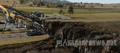 超级地震“撕裂”大地截断公路