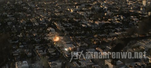 城市火光冲天浓烟滚滚