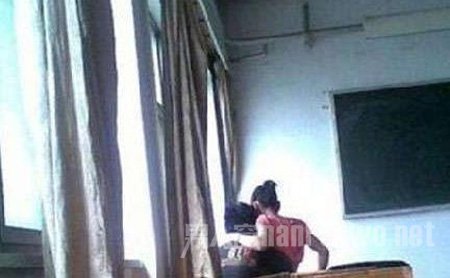 大学生情侣自习室接吻