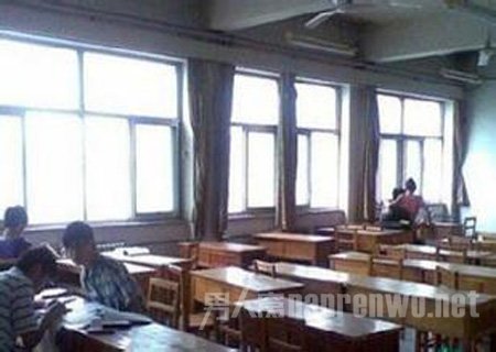 大学生情侣自习室接吻