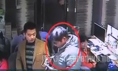 男子入室抢劫侵犯熟睡女子