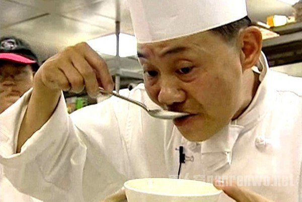 阿基师被爆料，人前高EQ都是假象，曾因为菜被客人嫌就怒摔盘子
