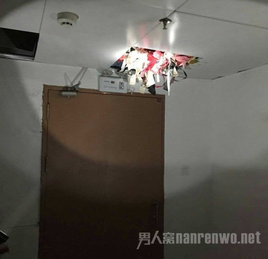天花板下沉发现内衣