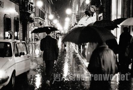 男子躲雨时被碰头刺死女子