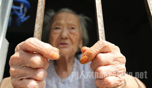 不孝子虐待父母