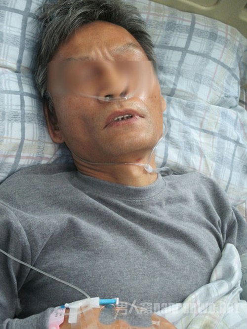 跳楼男子被送往医院
