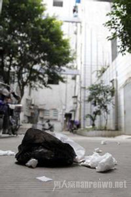 砸中陈女士的垃圾袋