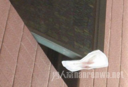 楼上掉下的卫生巾