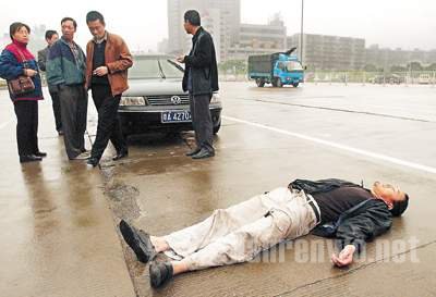 奇葩男子停车后忘拉手刹撞死自己