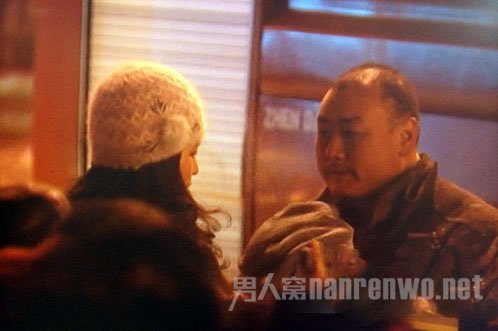 妻子为丈夫整理防护帽