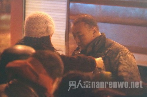 妻子在警戒线外见到刚刚从火场走出的丈夫