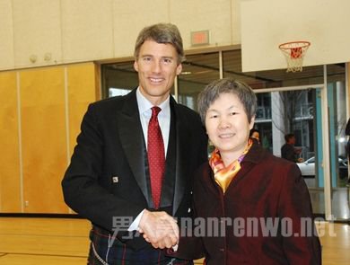 拿大温哥华市市长（左）