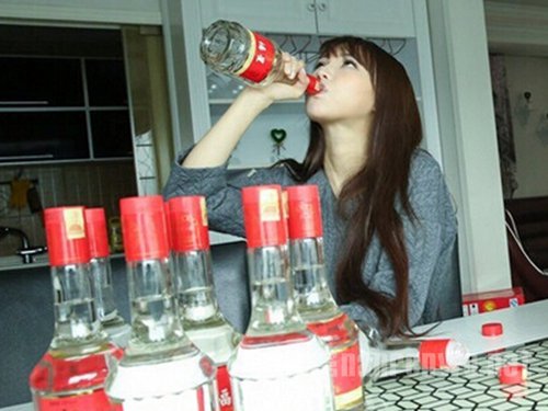 北舞校花挑战拼酒