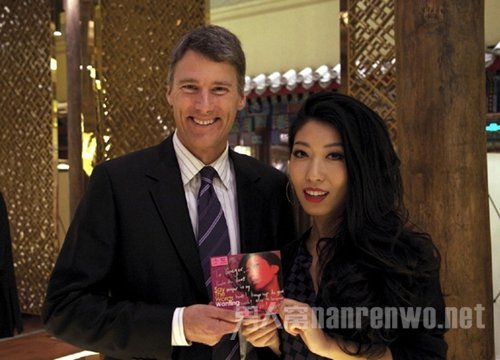 曲婉婷和温哥华市长罗品信合影