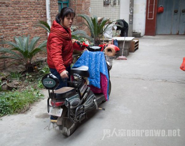 电动车是家人带辛怡去医院的唯一交通工具