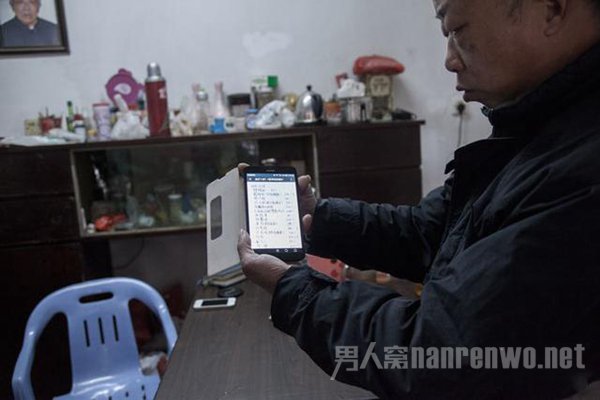 彭先生向记者介绍邻里乡亲正在为辛怡筹款