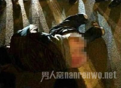 男子光着屁股