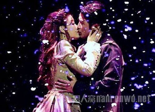 韩星安在旭被曝恋音乐剧女星