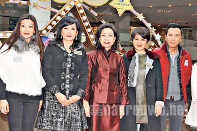 甄子丹昨天与行政长官梁振英夫人唐青仪、梁安琪等出席保良局活动