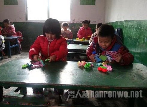 王梓颖和王跃龙是坐在一起的同学