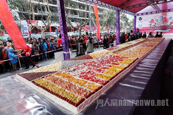 巨型蛋糕可供5000多人品尝