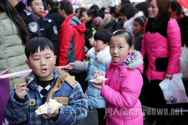 孩子们吃的很开心
