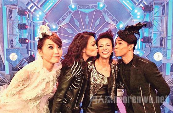 容祖儿叫错“嘟姐”做“姑姐(姑姑)”立刻亲吻补救，吴若希(左)就像变了路人