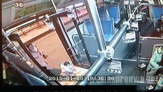 1岁的煊煊独自爬上131路公交车
