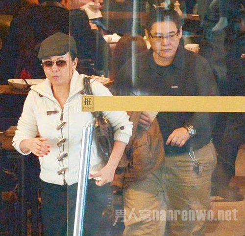 邓萃雯拍完《金枝2》急速发胖 与眼镜男吃饭热聊