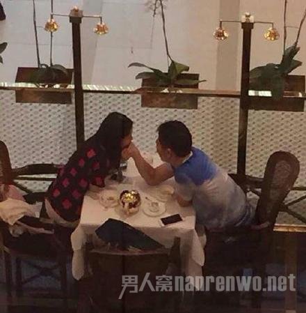 奶茶妹妹章泽天和东京CEO刘强东你侬我侬