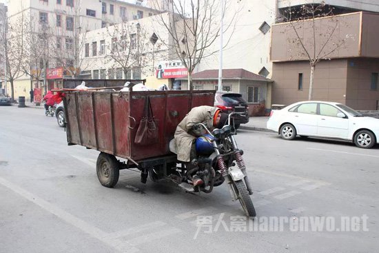 陈师傅在车上睡着了