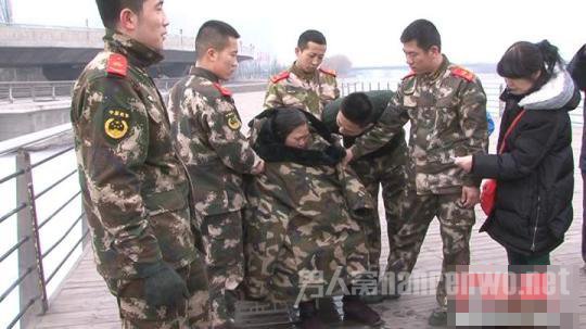 官兵纷纷脱下衣服为其取暖
